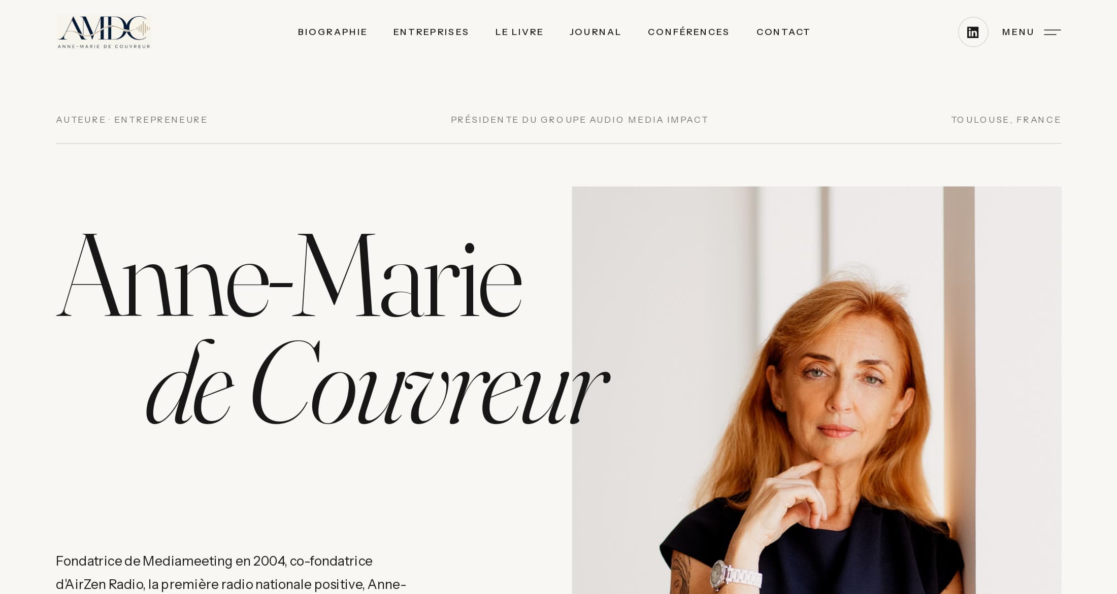 Accueil d’annemariedecouvreur.fr : le nom « Anne-Marie de Couvreur » en grand serif, portrait d’Anne-Marie, logo AMDC et menu Biographie, Entreprises, Le livre, Journal, Conférences, Contact