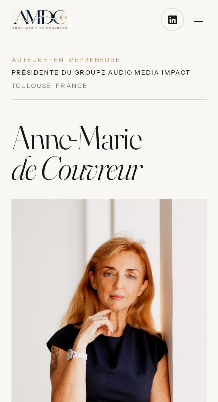 Accueil d’annemariedecouvreur.fr sur mobile : accroche en trois lignes, nom en serif et portrait pleine largeur