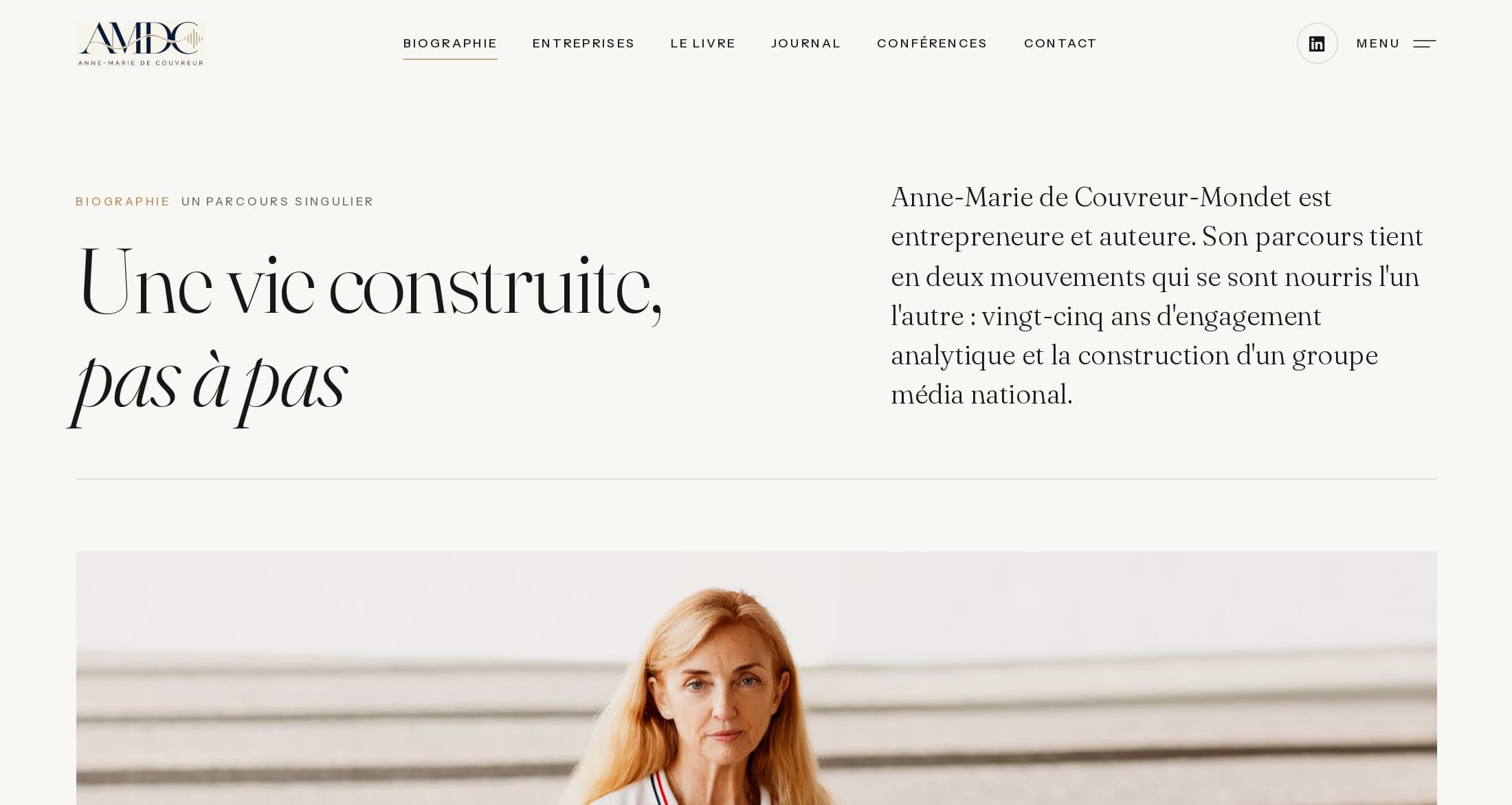 Page Biographie : « Une vie construite, pas à pas » en grand serif, présentation à droite et portrait pleine largeur en dessous