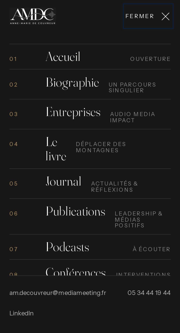 Menu plein écran sur mobile : les rubriques du site, l’e-mail, le téléphone et LinkedIn