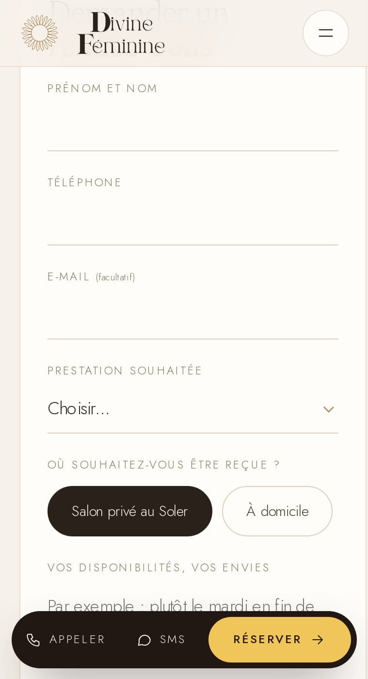 Formulaire de demande de rendez-vous sur mobile : champs soulignés, sélecteur de prestation, choix du lieu, barre Appeler, SMS, Réserver