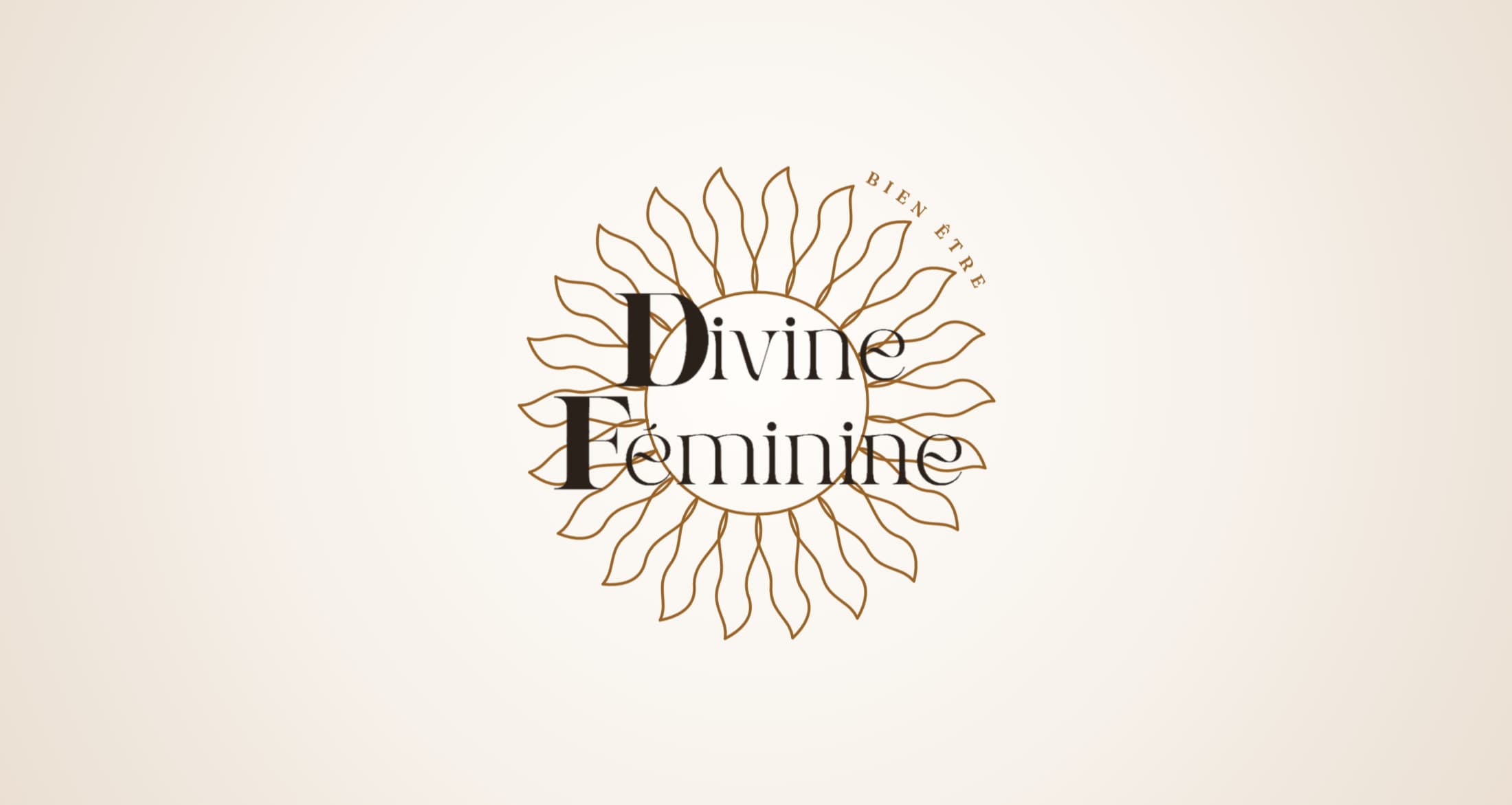 Écran d’entrée du site : le logo Divine Féminine au centre d’un fond ivoire, soleil aux vingt-deux rayons tracés d’un trait ambre, lettrage noir, « Bien être » sur l’arc