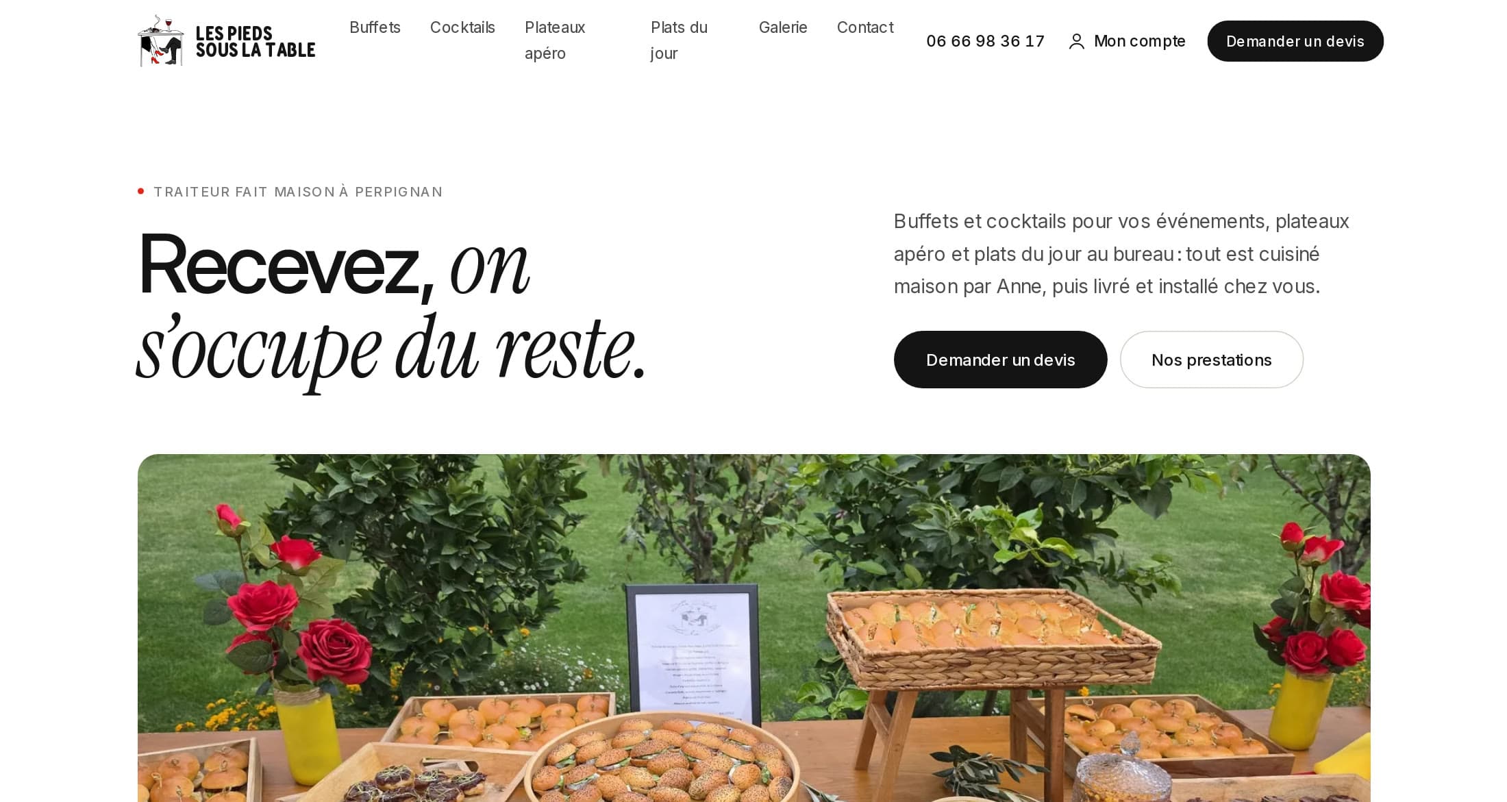 Accueil de lespiedssouslatable66.fr : « Recevez, on s'occupe du reste. » en Inter et italique serif, boutons Demander un devis et Nos prestations, buffet dressé au jardin avec des roses rouges