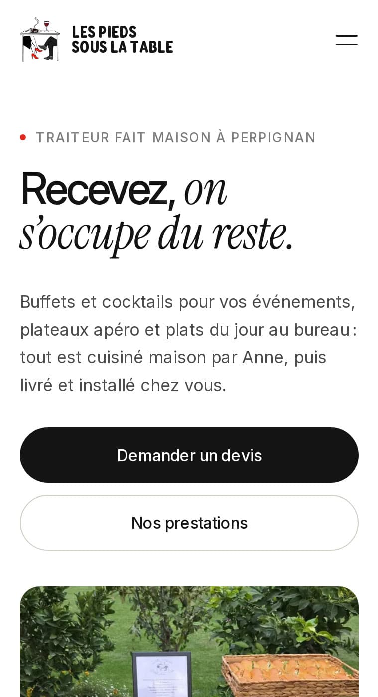 Accueil de lespiedssouslatable66.fr sur mobile : logo dessiné, titre « Recevez, on s'occupe du reste. », boutons de devis et de prestations