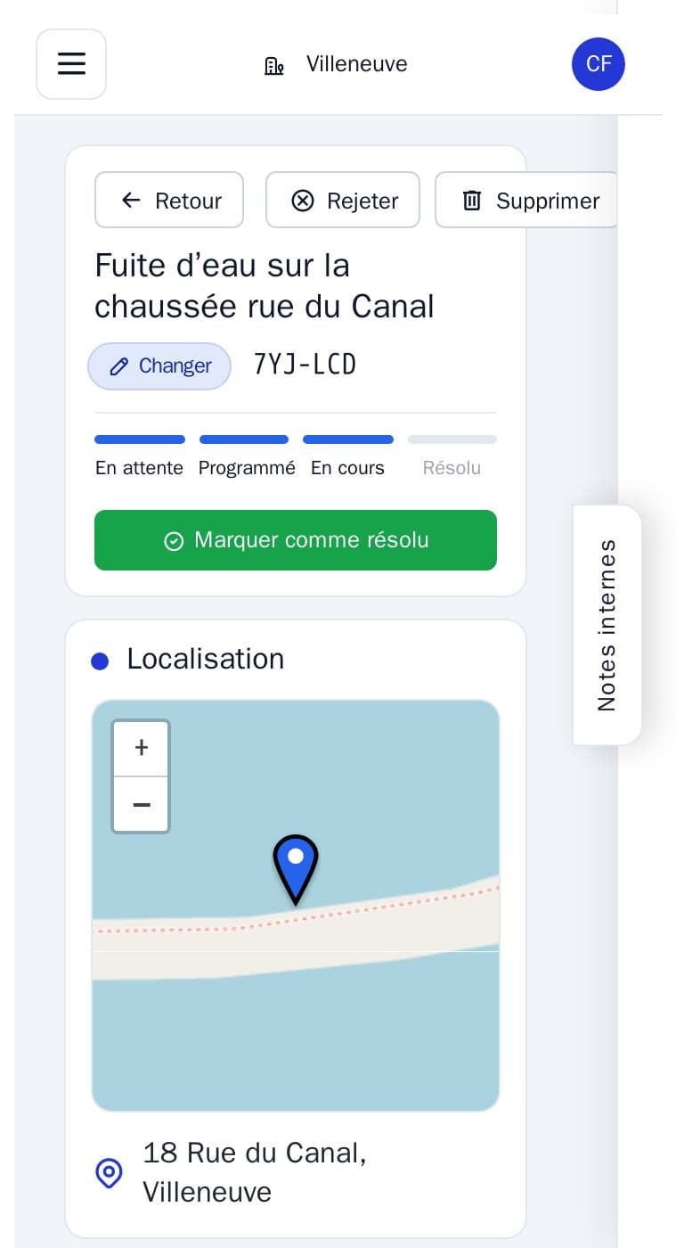 Fiche d’un signalement sur mobile : « Fuite d’eau sur la chaussée rue du Canal », référence, boutons Rejeter, Marquer comme résolu et la carte