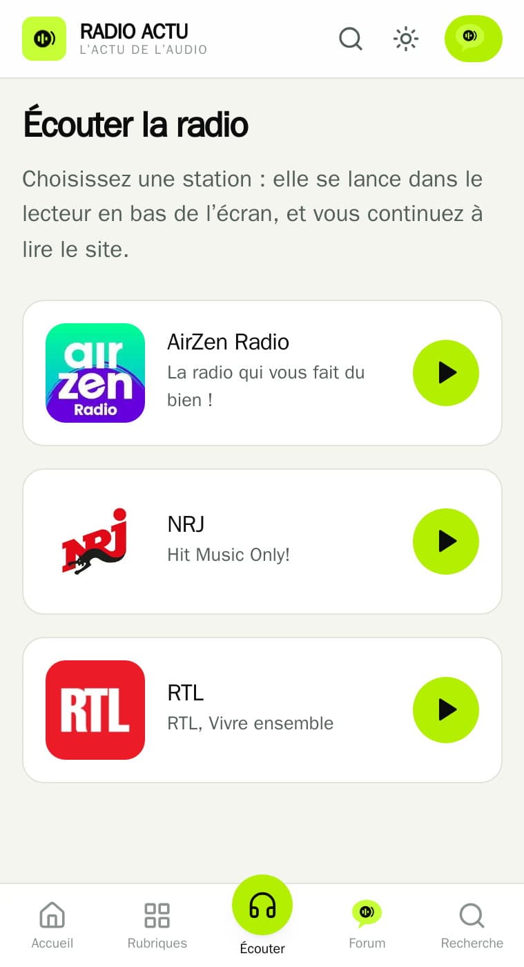 Page « Écouter la radio » sur mobile : AirZen Radio, NRJ, RTL avec boutons de lecture
