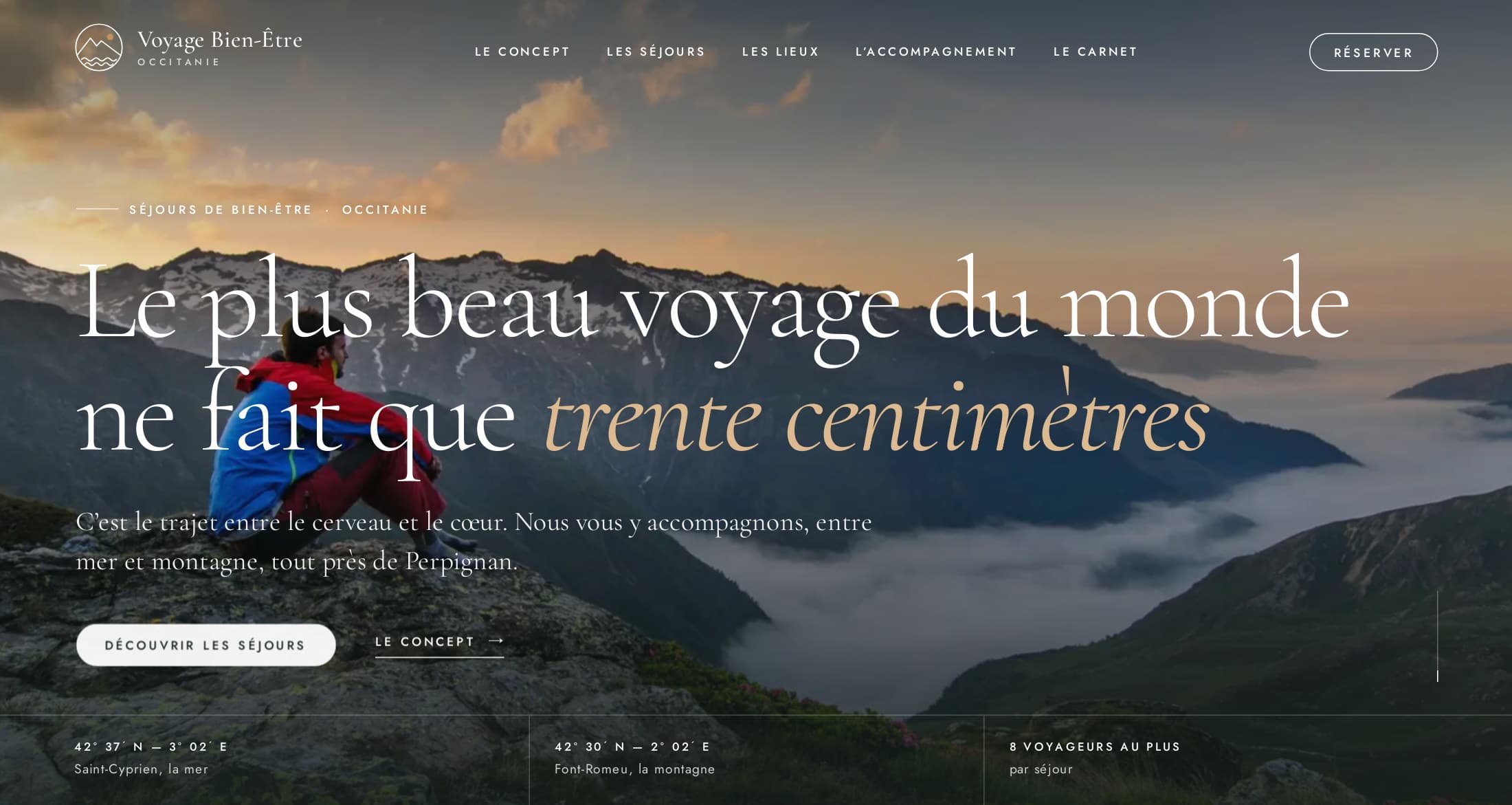 Accueil du nouveau site Voyage Bien-Être : un voyageur face à une mer de nuages au lever du jour, titre « Le plus beau voyage du monde ne fait que trente centimètres », coordonnées de Saint-Cyprien et de Font-Romeu en bas d’écran