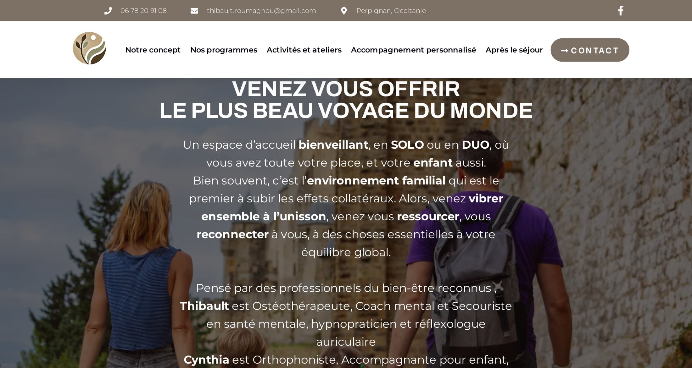 Ancienne page Nos programmes : titre en capitales puis un long paragraphe blanc centré, en gras par endroits, posé sur une photo de famille de dos
