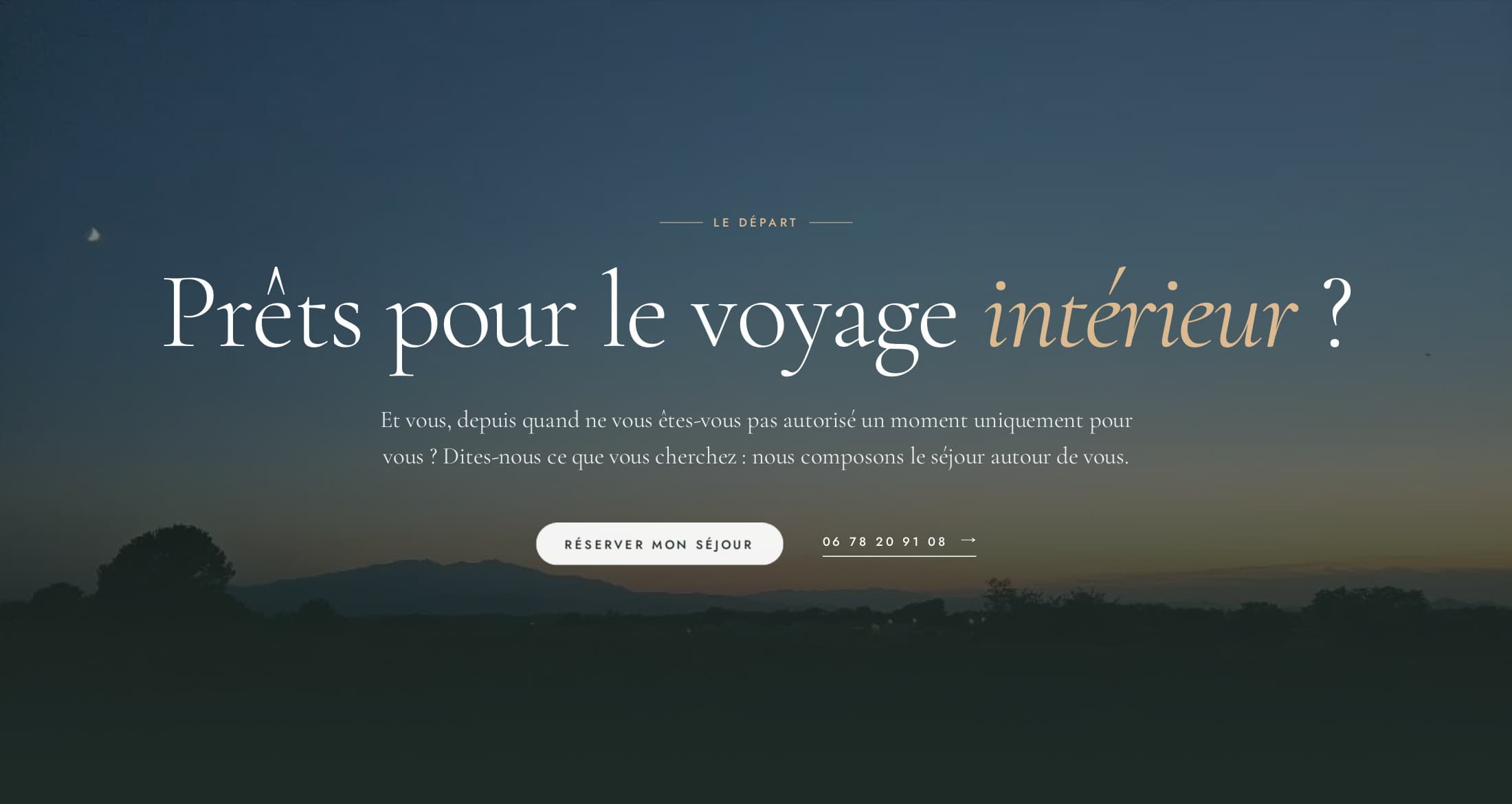 Bas de page « Prêts pour le voyage intérieur ? » sur un crépuscule photographié par le client, bouton Réserver mon séjour et téléphone