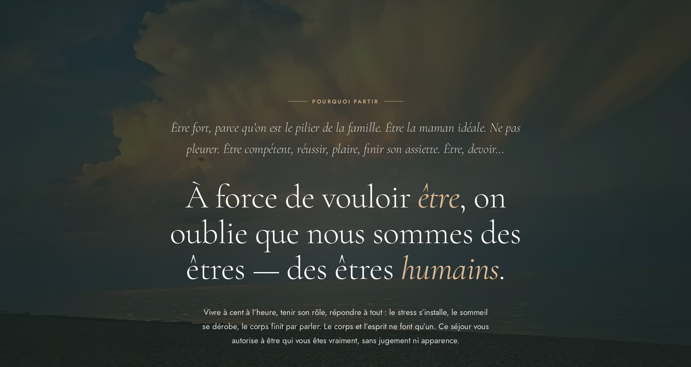 Section sombre « À force de vouloir être, on oublie que nous sommes des êtres — des êtres humains », précédée d’une litanie en italique, sur un nuage d’orage au crépuscule