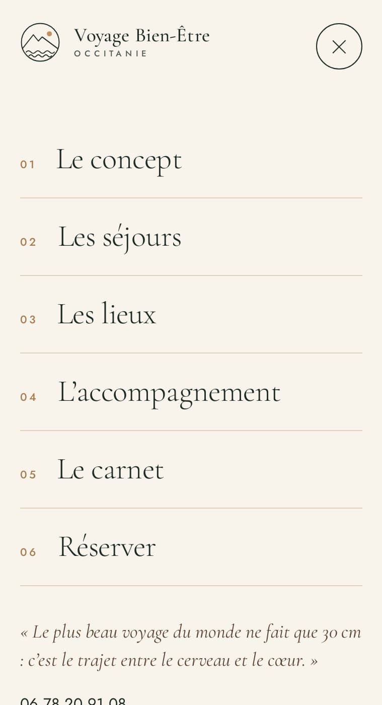 Menu mobile plein écran : Le concept, Les séjours, Les lieux, L’accompagnement, Le carnet, Réserver, numérotés de 01 à 06, devise du client en pied