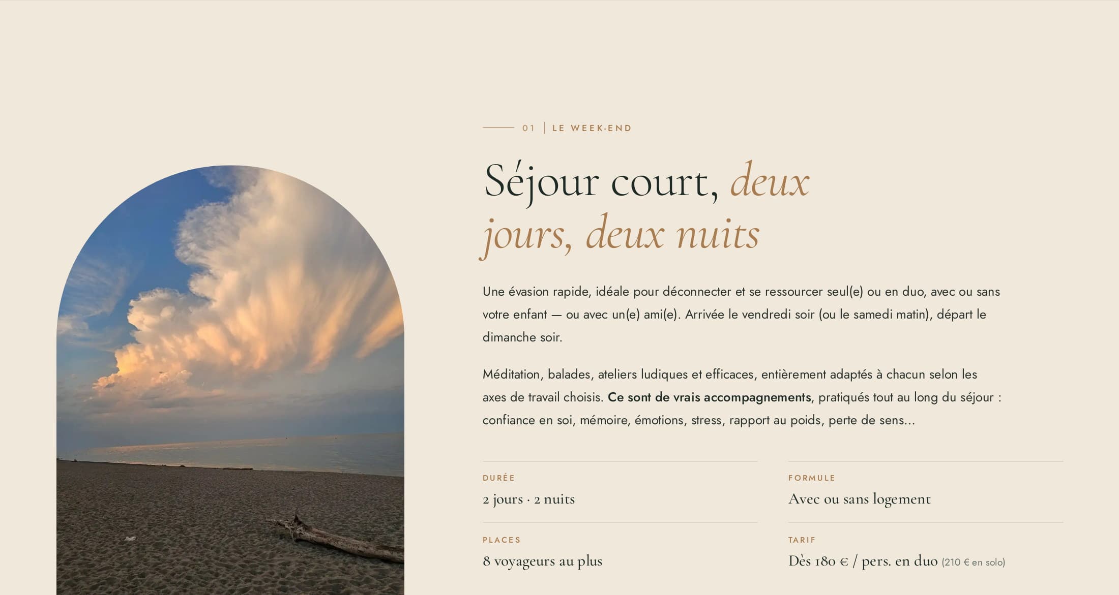 Fiche « Séjour court, deux jours, deux nuits » : photo en arche du couchant sur la plage, texte, puis durée, formule, places et tarif dès 180 € par personne en duo