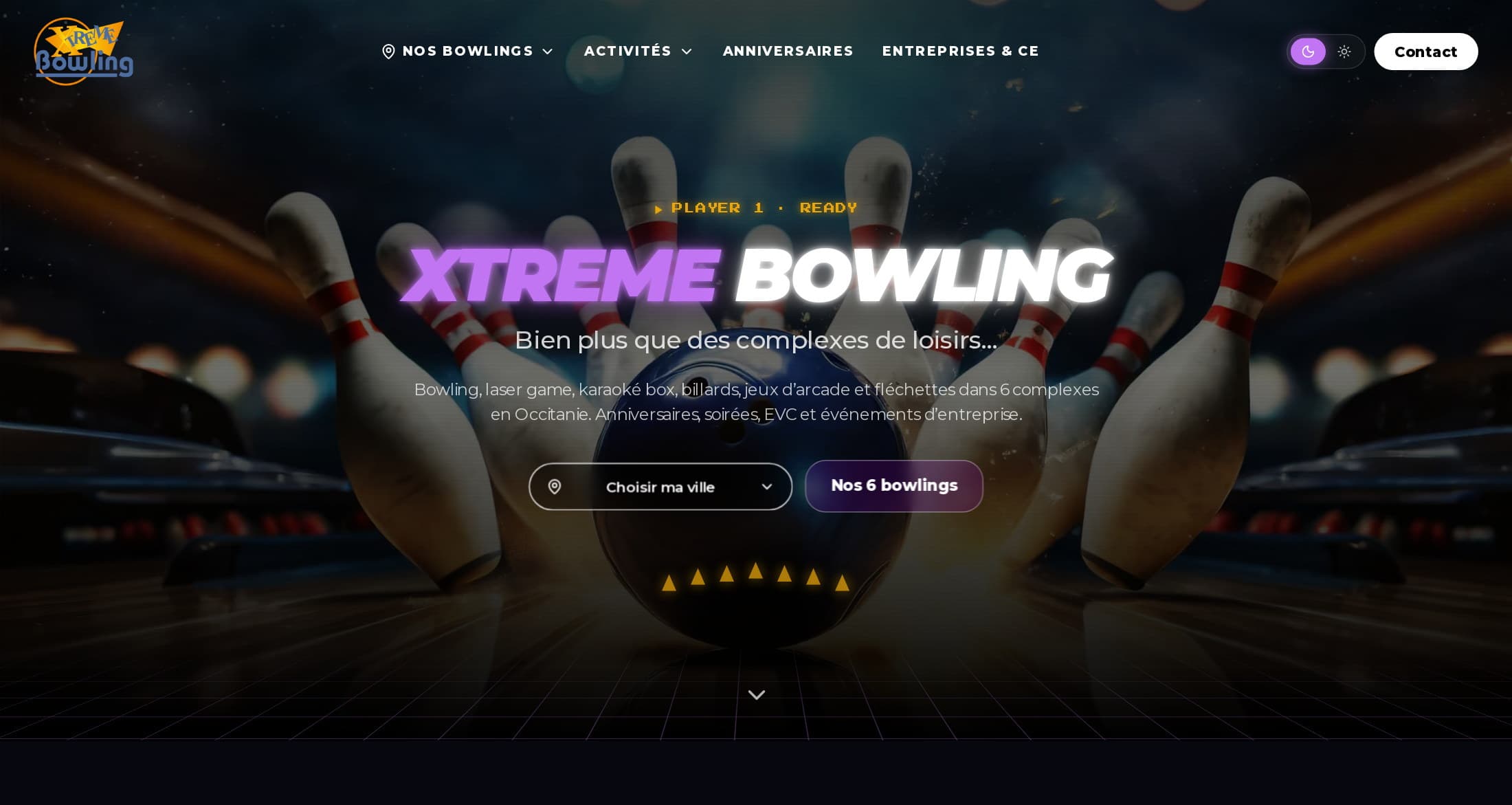 Accueil du nouveau xtremebowling.fr en thème sombre : titre néon « Xtreme Bowling », étiquette arcade « Player 1 · Ready », sélecteur de ville et bouton Nos 6 bowlings sur une photo de strike