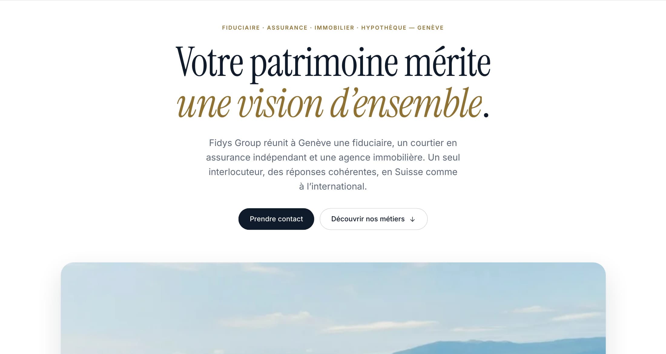 Page d’accueil du nouveau site fidysgroup.com : « Votre patrimoine mérite une vision d’ensemble », au-dessus d’une vue aérienne de la rade de Genève
