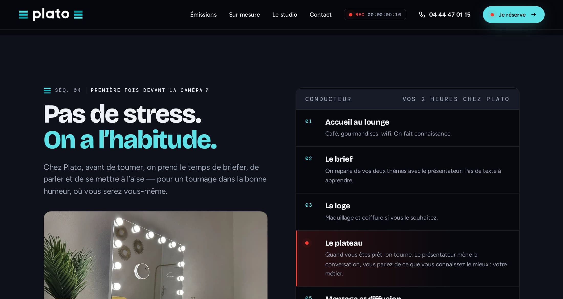 Séquence « Première fois devant la caméra ? Pas de stress. On a l’habitude. » : photo de la loge et conducteur « Vos 2 heures chez Plato », le plateau au voyant rouge