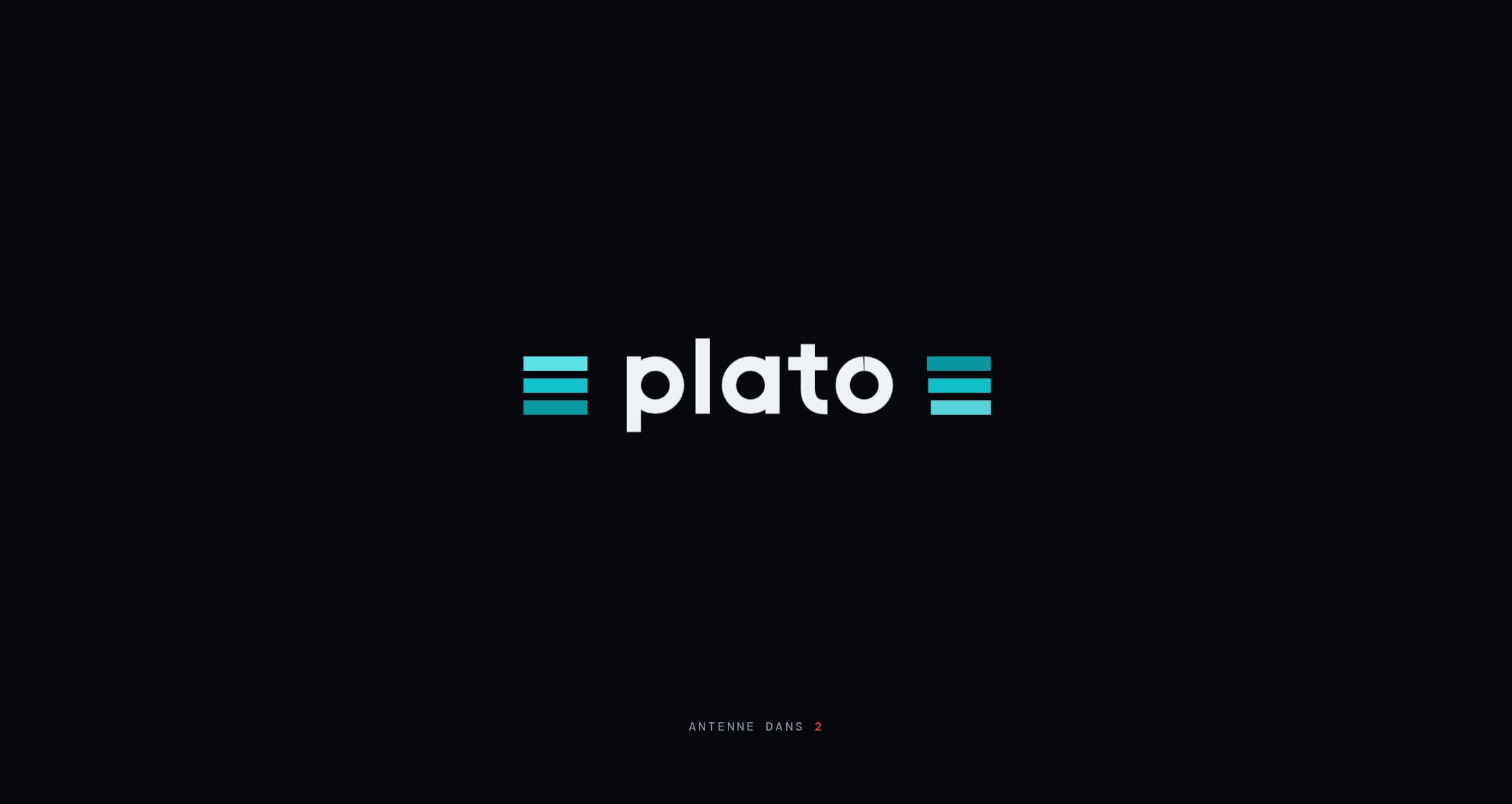 Générique d’ouverture de plato-production.fr : le logo Plato se trace au centre d’un écran noir, décompte « Antenne dans 2 »