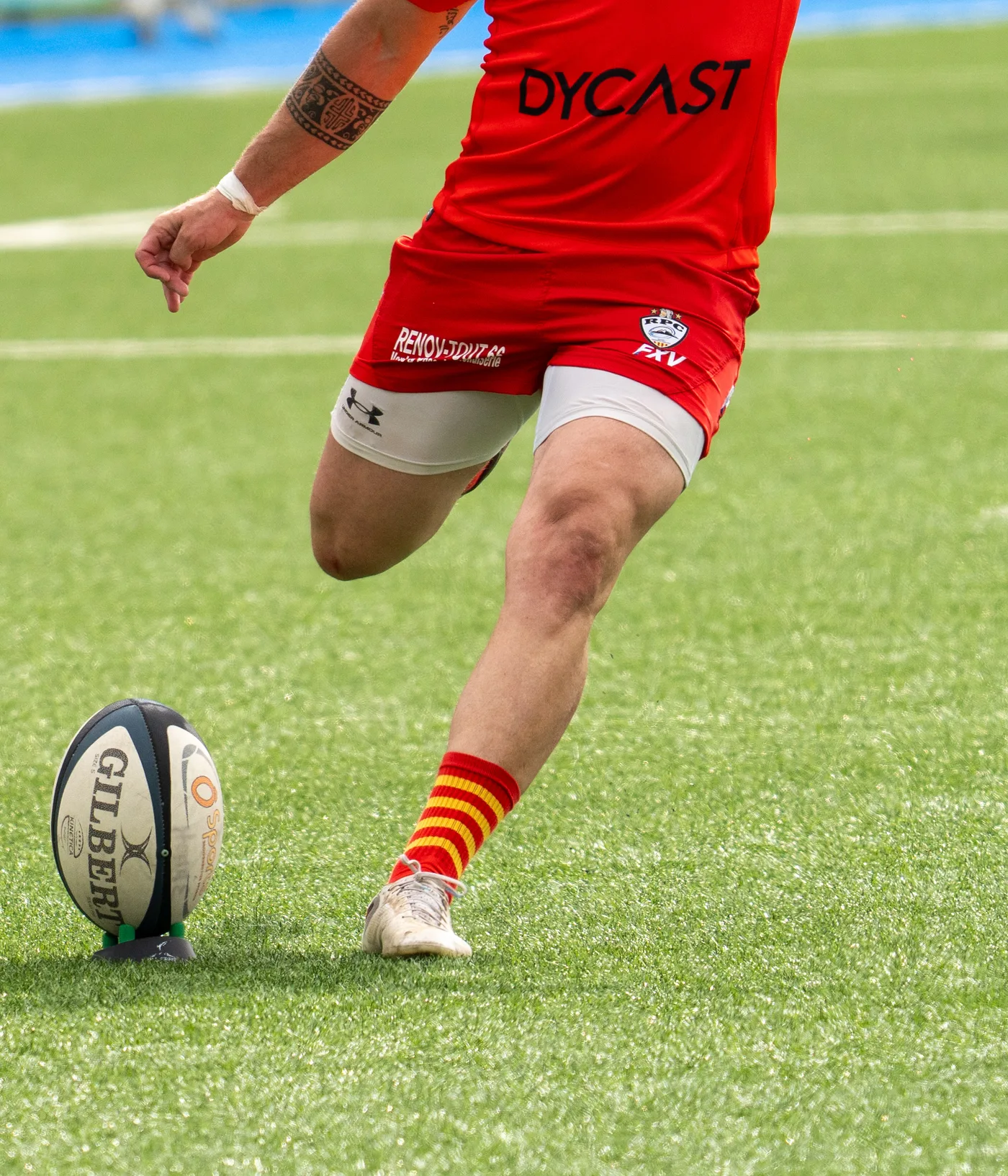 Maillot DYCAST sur un terrain de rugby, au moment d’une pénalité